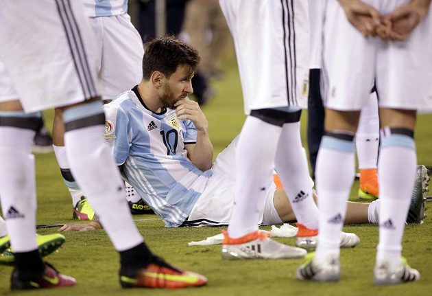 Argentinec Lionel Messi po nezdaru při rozstřelu čekal na vyhlášení výsledků amerického šampionátu.