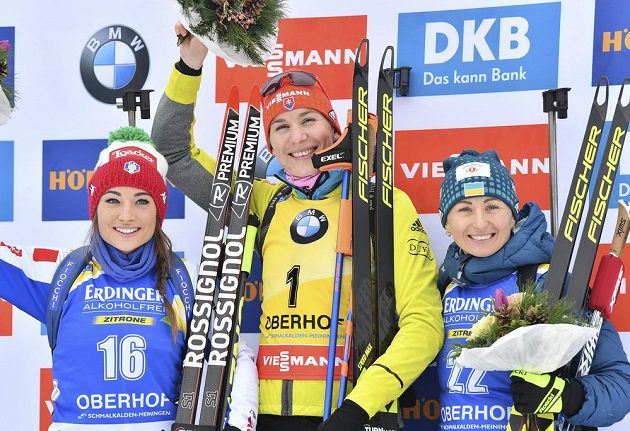Tři nejlepší biatlonistky ze stíhačky SP v Oberhofu: (zleva) stříbrná Italka Dorothea Wiererová, vítězná Anastasia Kuzminová ze Slovenska a bronzová Ukrajinka Vita Semerenková.