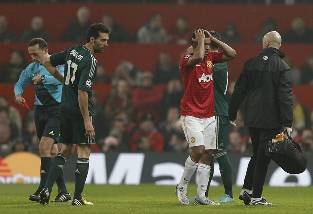 Fotbalista Manchesteru United Nani (v červeném) reaguje na červenou kartu, kterou inkasoval v utkání proti Realu Madrid.