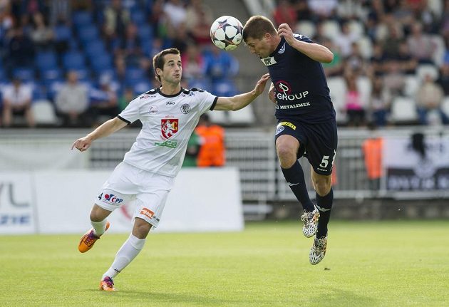Královéhradecký záložník David Štípek (vlevo) a obránce Slovácka Veliče Šumulikoski v utkání 5. kola Synot ligy.