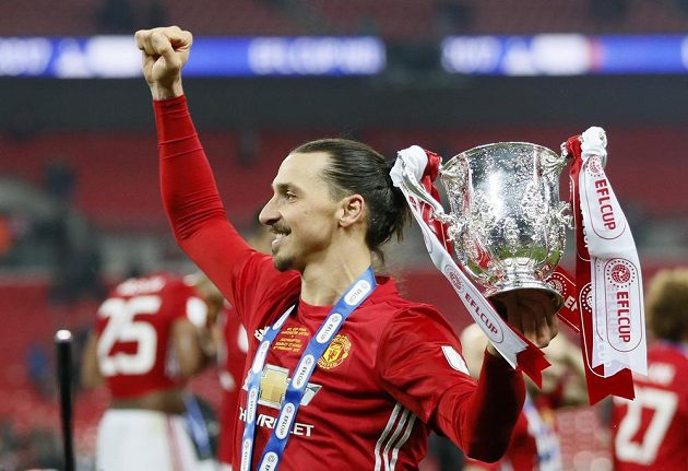 Je to tam! Ibrahimovič vyhrál s Manchesterem druhý pohár po svém letním příchodu.