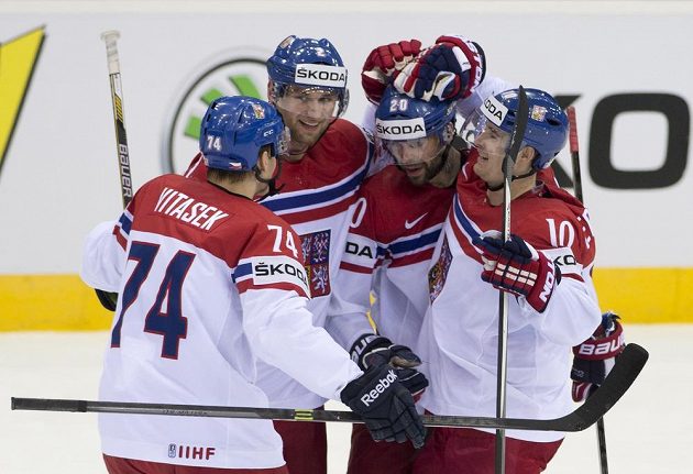 Střelec vítězného gólu Jakub Klepiš (druhý zprava) přijímá gratulace od spoluhráčů. Vlevo Ondřej Vitásek a Jakub Kindl, vpravo Roman Červenka.