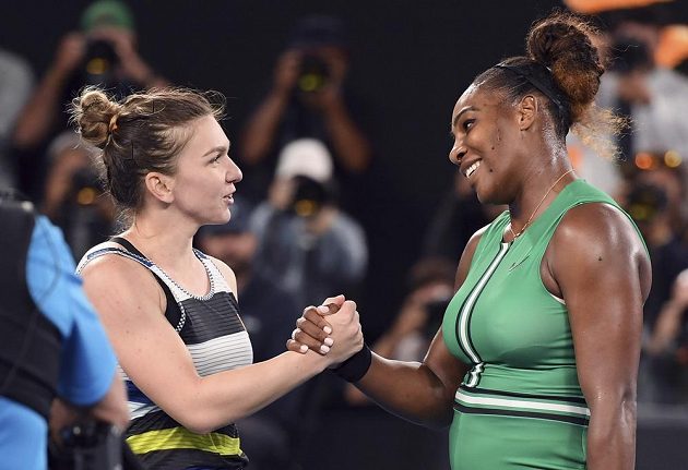 Rumunka Simona Halepová (vlevo) blahopřeje své přemožitelce Sereně Williamsové k postupu do čtvrtfinále Australian Open.