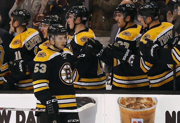 Bostonský Seth Griffith (53) přijímá gratulace od spoluhráčů poté, co vstřelil gól proti New Jersey.