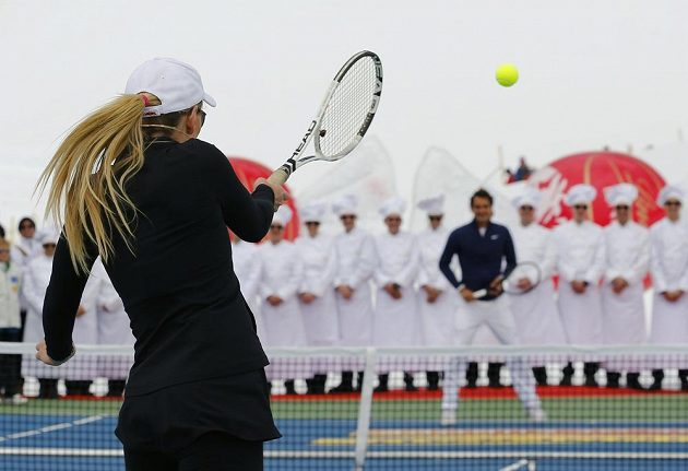 Americká lyžařka Lindsey Vonnová během exhibičního duelu s Rogerem Federerem.