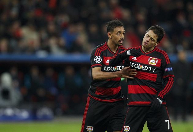 Otrávený Javier Hernández Chicharito (vpravo) a Karim Bellarabi z Leverkusenu při utkání s Barcelonou.