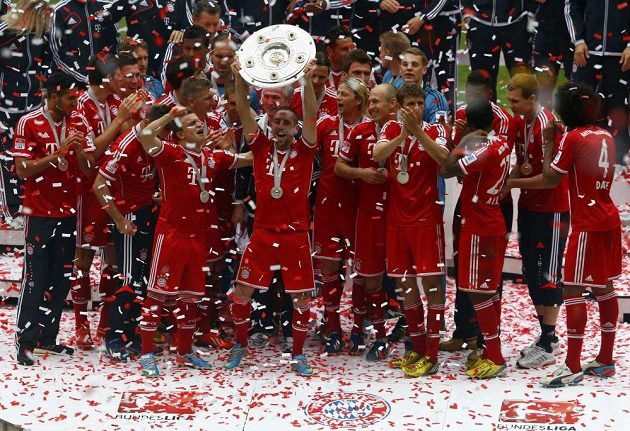 Fotbalisté Bayernu Mnichov se radují společně s Franckem Ribérym (uprostřed) z vítězství v bundeslize