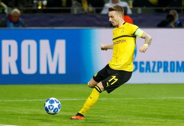 Fotbalista Borussie Dortmund Marco Reus střílí gól do sítě Monaka v utkání Ligy mistrů.