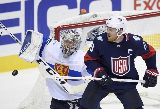 Americký útočník Joe Pavelski (vpravo) cloní před finským brankářem Pekkou Rinnem.