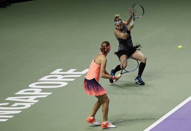 Američanka Bethanie Matteková-Sandsová odehrává forehandem jeden míček, Lucie Šafářová přihlíží.