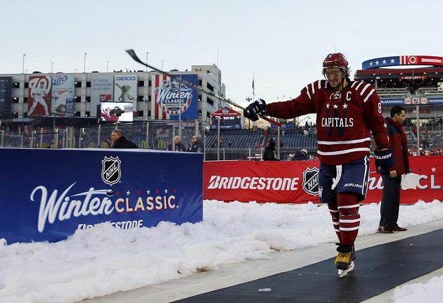 Alexandr Ovečkin (č. 8) zdraví washingtonské fanoušky po skončení Winter Classic 2015 s Chicagem.