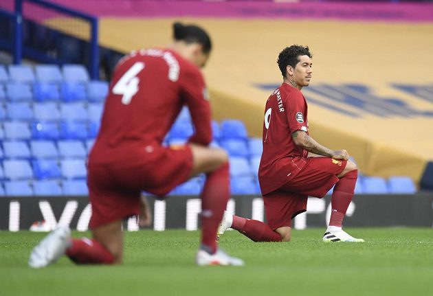 Fotbalisté Evertonu a Liverpoolu po zahajovacích hvizdu v derby poklekli na koleno, čímž podpořili výzvu Black Lives Matter, reagující na smrt George Floyda v Minneapolisu. Jediný Mané zapomněl.