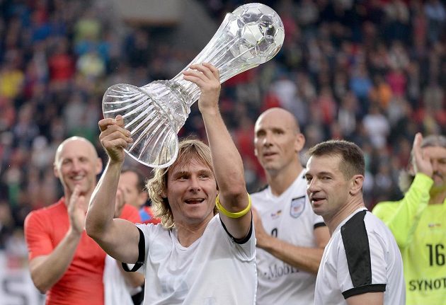 Pavel Nedvěd s trofejí pro vítěze exhibičního utkání mezi Českem a Německem. Vpředu vpravo je útočník Pavel Kuka.