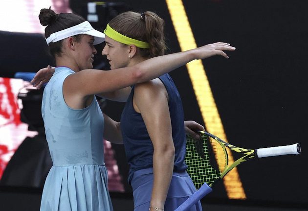 Američanka Jennifer Bradyová (vlevo) se objímá s Karolínou Muchovou po semifinále Australian Open.