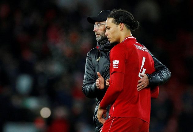 Fotbalový Liverpool sní o zisku mistrovského titulu. Po domácí remíze s Leicesterem ale byla nálada na Anfieldu hodně chladná. Stopera Virgila van Dijka utěšuje manažer Jürgen Klopp.
