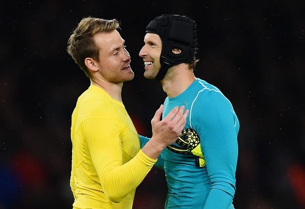 Hrdinové dohrávky 3. kola: Petr Čech z Arsenalu (vpravo) a Simon Mignolet z Liverpoolu po závěrečném hvizdu.