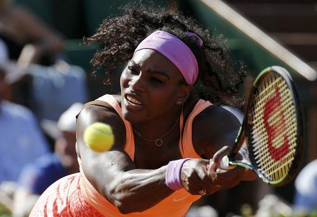 Serena Williamsová z USA v semifinále French Open se Švýcarkou Timeou Bacsinszkou. Američanka bude v pátek finálovou soupeřkou české tenistky.