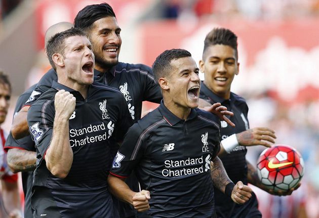 Jediný střelec utkání Philippe Coutinho (uprostřed) a jeho spoluhráči z Liverpoolu James Milner, Emre Can a Roberto Firmino se radují z výhry nad Stoke.