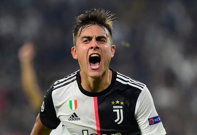 Fotbalista Juventusu Paulo Dybala se raduje z druhého gólu proti Lokomotivu v Lize mistrů.