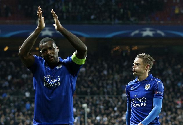 Fotbalisté Leicesteru Wes Morgan (vlevo) a Jamie Vardy po bezbrankové remíze v Kodani.