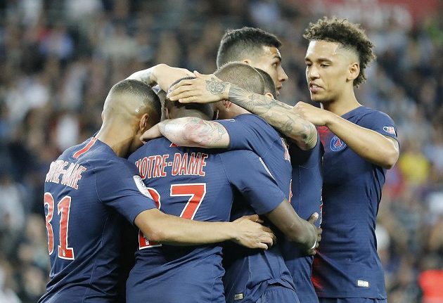 Fotbalisté PSG nastoupili ve speciálních dresech, jimiž chtěli poděkovat hasičům za jejich zásah při pondělním požáru katedrály Notre-Dame. Její siluetu měli vyvedenou na přední straně dresu na místě sponzora a nápis "Notre-Dame" měl každý hráč na zádech místo jmenovky.