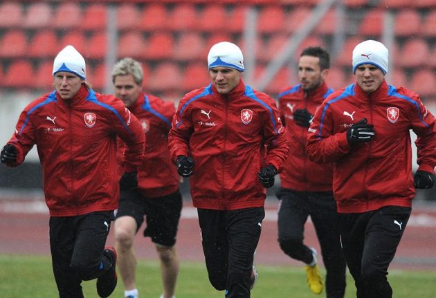 František Rajtoral (vlevo), David Lafata (uprostřed) a David Limberský během tréninku české reprezentace na Strahově.