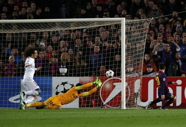 Barcelonský útočník Lionel Messi (vpravo) střílí gól do sítě PSG v utkání Ligy mistrů.