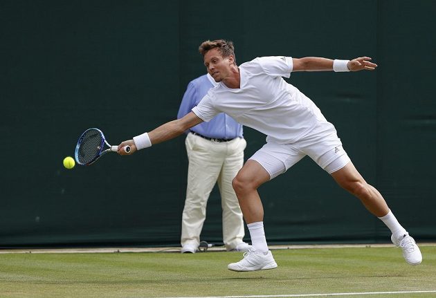 Český tenista Tomáš Berdych během utkání druhého kola Wimbledonu s Němcem Benjaminem Beckerem.