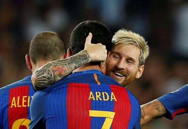 Arda Turan (vlevo) přijímá gratulaci od největší hvězdy Barcelony Lionela Messiho.