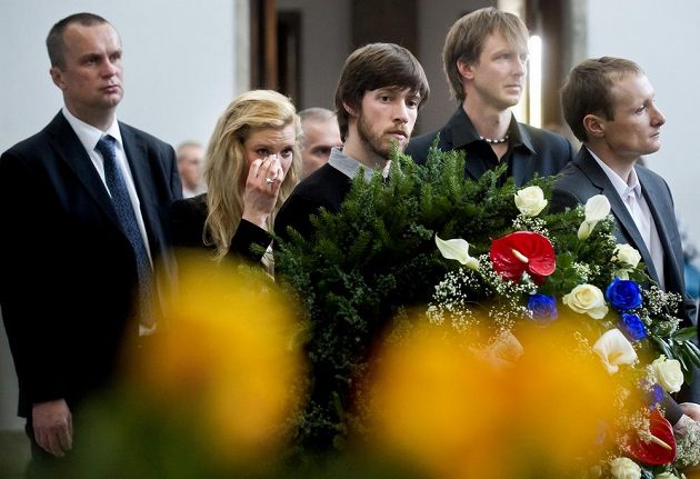 Manažer Českého svazu biatlonu Jiří Hamza (zleva), biatlonisté Gabriela Soukalová, Jaroslav Soukup, šéftrenér české reprezentace Ondřej Rybář a biatlonista Ondřej Moravec při posledním rozloučení s Václavem Fiřtíkem.