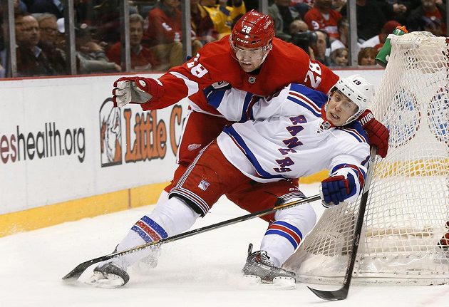 Obránce Marek Židlický (vzadu) při své premiéře v dresu Detroitu v utkání proti New Yorku Rangers.