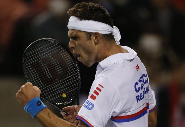 Jiří Veselý se raduje během vítězného daviscupového duelu proti Japonci Danielovi.