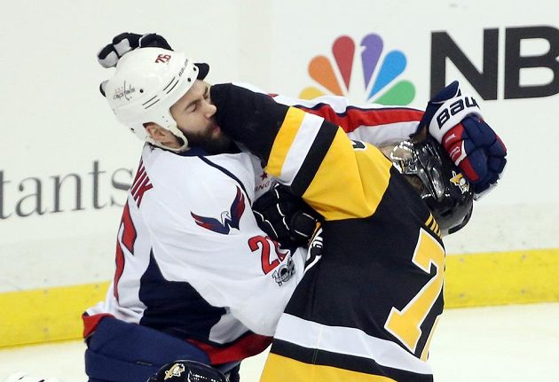 Do vzájemné potyčky se dostali Daniel Winnik (26) z Washingtonu a Patric Hörnqvist (72) z Pittsburghu.