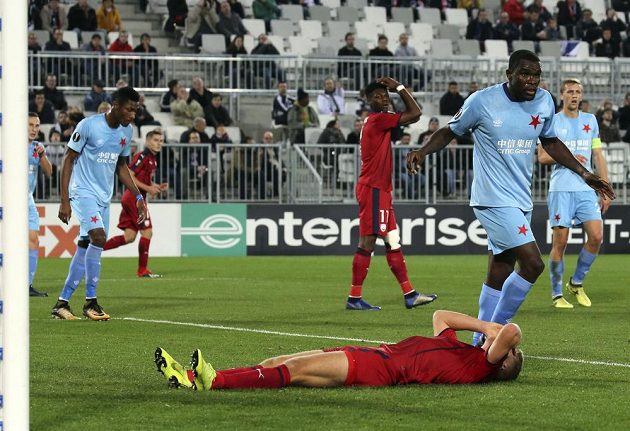 Andreas Cornelius z Bordeaux leží s hlavou v dlaních na zemi během utkání Evropské ligy se Slavií.