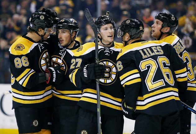 Zleva bostonští David Pastrňák, Brad Marchand (autor gólu), Austin Czarnik, John-Michael Liles a Matt Beleskey se radují při zápase s Buffalem.