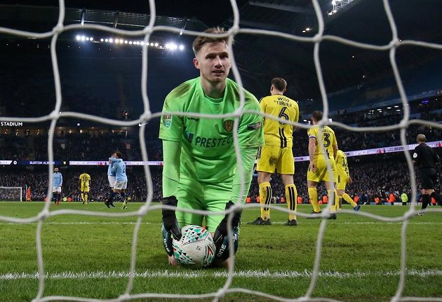Brankář fotbalového týmu Burton Albion Bradley Collins po osmé inkasované brance od Manchesteru City