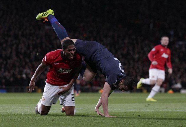 Antonio Valencia z Manchesteru United (vlevo) v souboji s Giannisem Maniatisem z Olympiakosu Pireus.