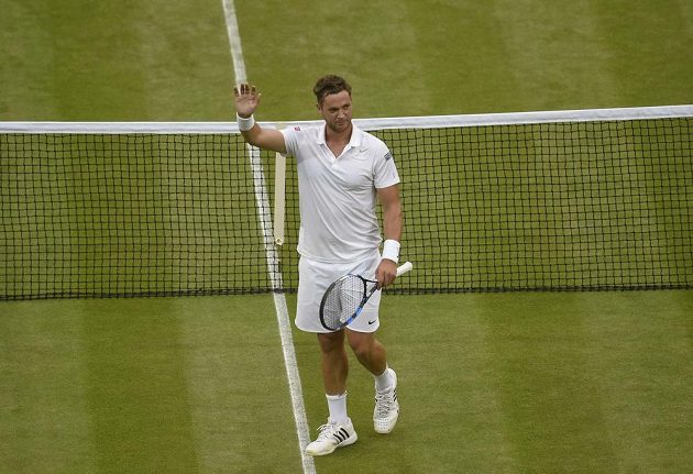 Britský tenista Marcus Willis se loučí s diváky po porážce s Rogerem Federerem.