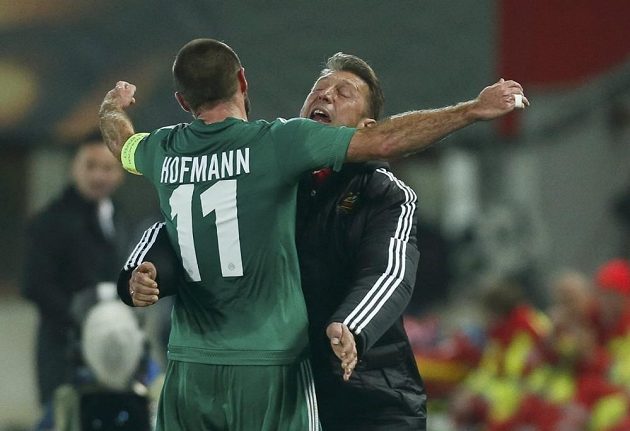 Fotbalista Rapidu Vídeň Steffen Hofmann slaví gól proti Plzni v Evropské lize spolu s trenérem Zoranem Barisicem.
