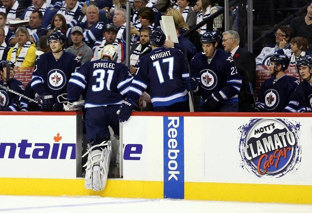 Pavelec utkání proti Chicagu nedochytal. Nevydržel psychický nápor v podobě tří gólů během pěti minut.