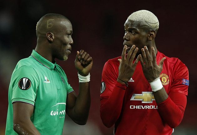 Bratři, ale i soupeři. Paul Pogba z Manchesteru United mluvil během utkání proti St. Etienne v Evropské lize často se svým sourozencem Florentinem.