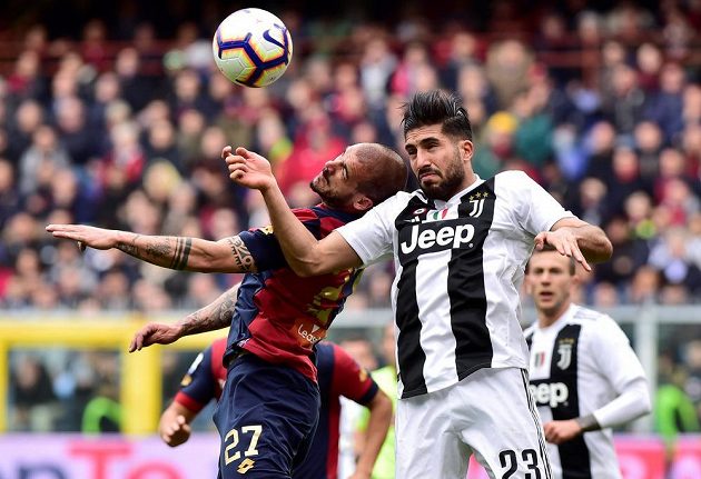 Stefano Sturaro (vlevo) z Janova v hlavičkovém souboji s Emrem Canem z Juventusu.
