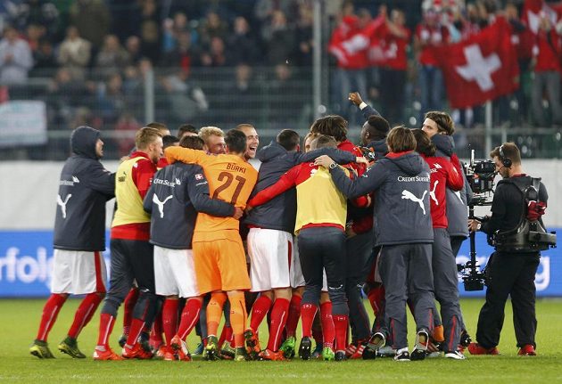 Švýcaři se v St. Gallenu radují z vysokého vítězství nad San Marinem i postupu na ME 2016.