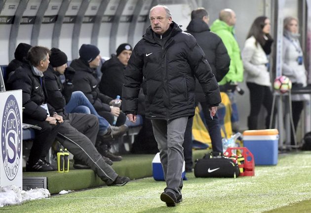 Trenér Slovácka Stanislav Levý opouští střídačku poté, co byl v utkání s Jabloncem vykázán na tribunu.