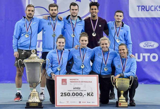Tenisté I. ČLTK Praha, noví vítězové extraligy smíšených družstev. Na snímku v horní řadě zleva: Andrej Martin, Robin Staněk, Jan Šátral, Michael Mmoh a Ondřej Krstev. V dolní řadě zleva: Markéta Vondroušová, Tereza Martincová, Michaella Krajíčková a Lucie Hradecká.