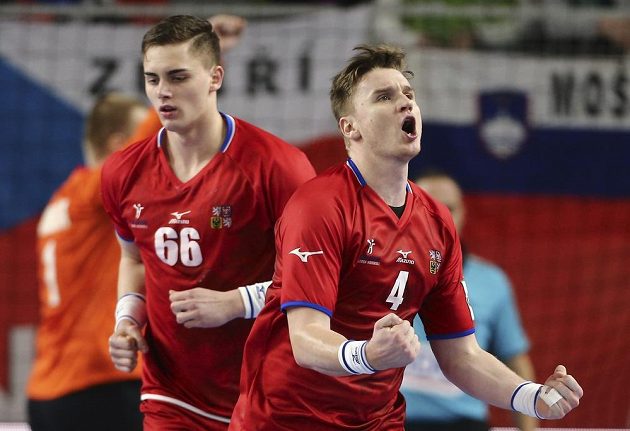 Čeští házenkáři na ME statečně vzdorovali favorizovanému Německu. Zápas hodně prožívali, na snímku emotivní gesto Jana Landy.