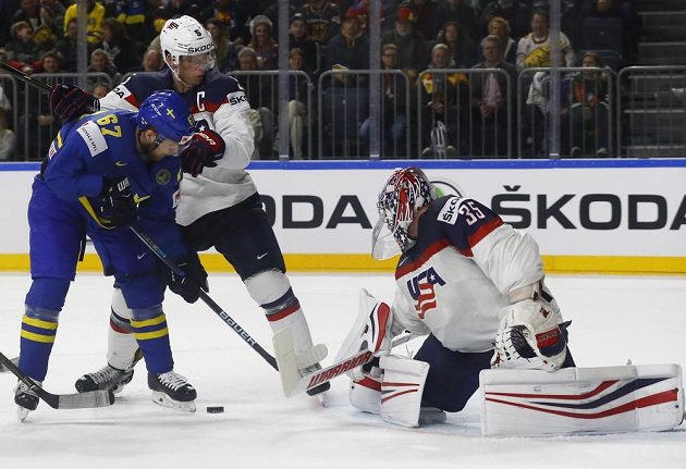 Gólman amerických hokejistů Jimmy Howard čelí útoku Švéda Linuse Omarka v utkání mistrovství světa. Omarka se snaží zastavit také Connor Murphy.