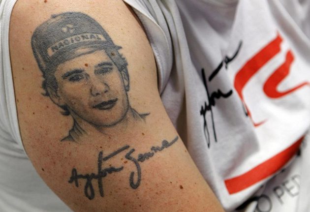 Jméno a podobiznu Ayrtona Senny mají na rukou vytetovány tisíce Brazilců.