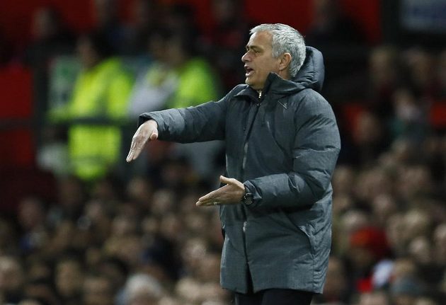 Trneér José Mourinho udílí pokyny hráčům Manchesteru United během zápasu Premier League s Evertonem.