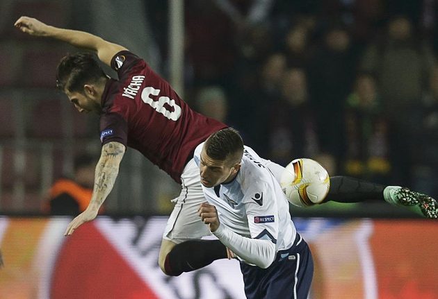 Sparťan Lukáš Vácha (vlevo) v tvrdém souboji se Sergejem Milinkovičem-Savičem z Lazia Řím.